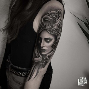 tatuaje_blackwork_medusa_brazo_logiabarcelona_jas  